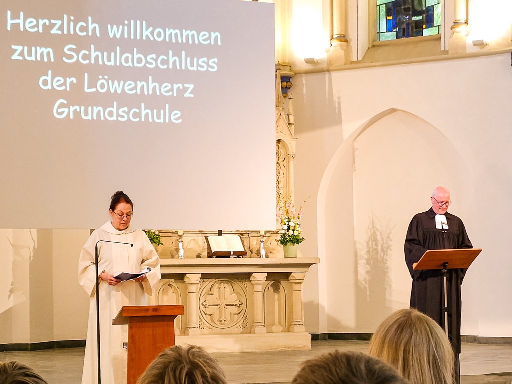Frau Brandt-Gösmann und Herr Wittekind begrüßen uns.