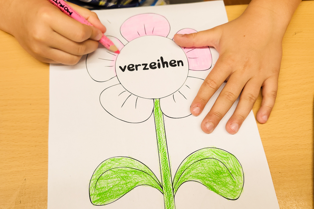 Wir malen Freundlichkeitsblumen aus.