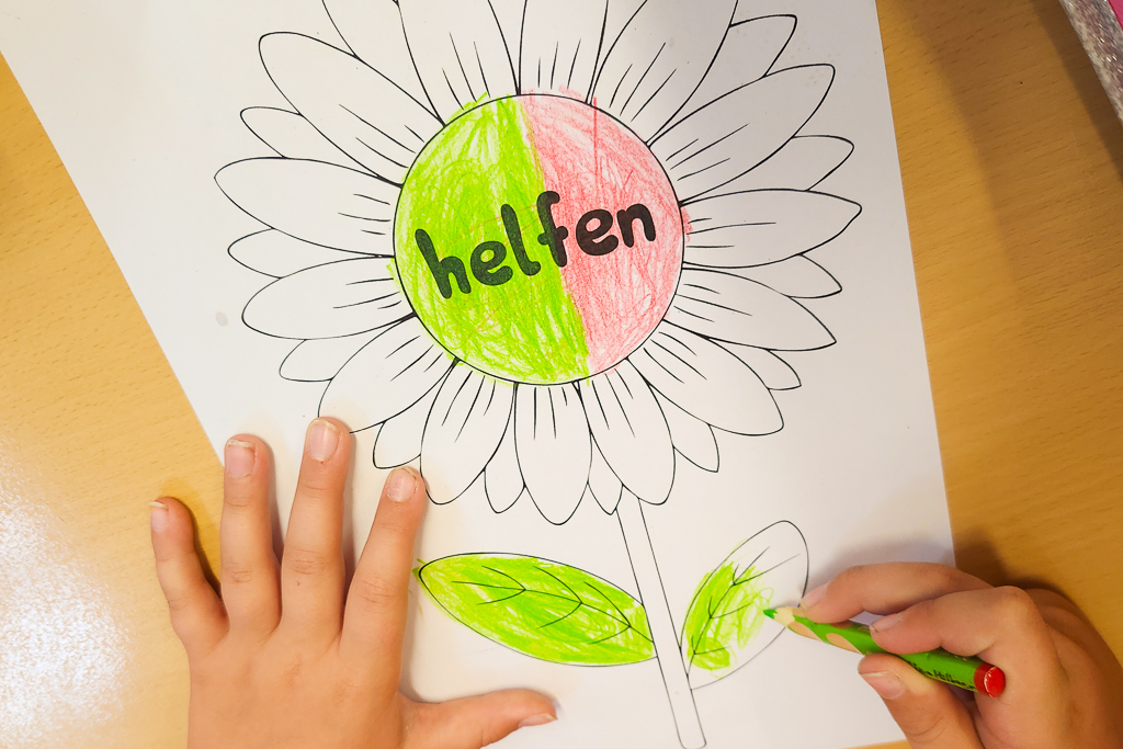 Wir malen Freundlichkeitsblumen aus.