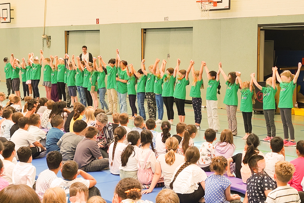 Der Schulchor präsentierte sich mit neuen T-Shirts und dem bewegenden Lied "Die Zeit mit euch".