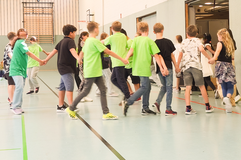 Klasse 4a tanzt schwungvoll.