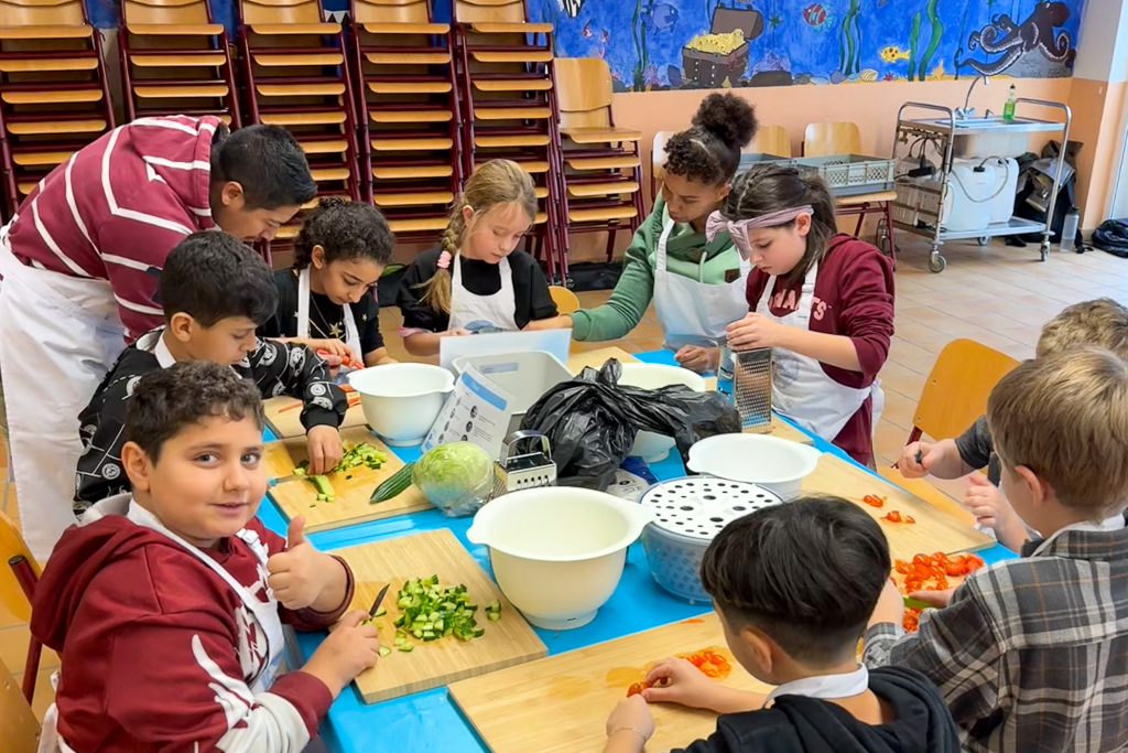 Konzentriert und vorsichtig wird geschnitten und geraspelt.