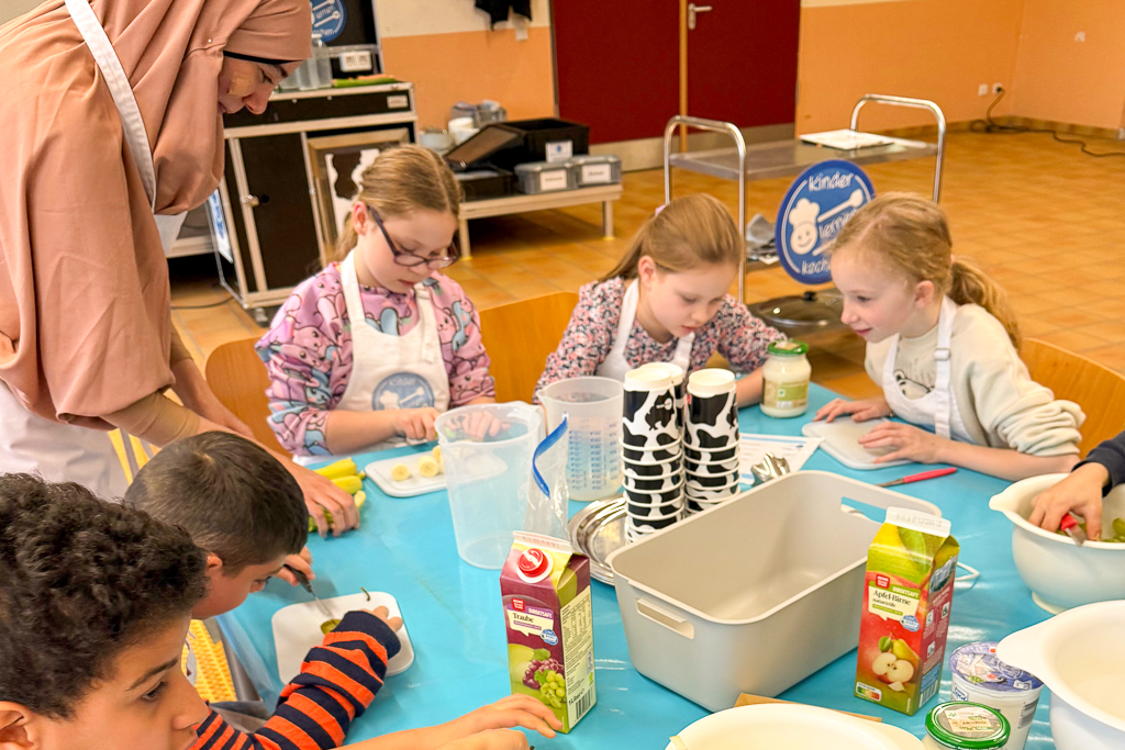 Alle achten genau auf die Finger.