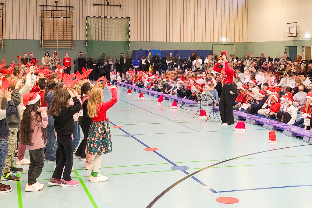 Jahrgang 1 bezaubert mit dem Tanz „Rudolph the rednose reindeer“