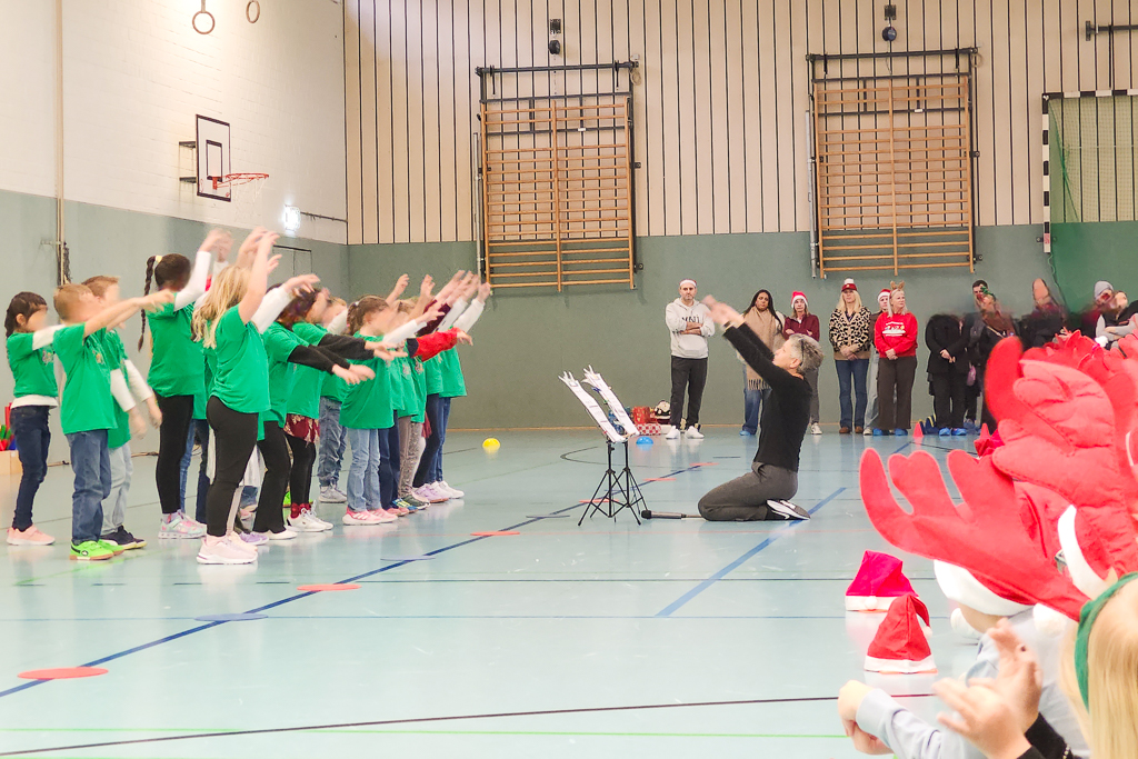 Der Schulchor beeindruckt durch seine lebendigen Beiträge "Feliz navidad" und "Das ist sicher der Weihnachtsmann".