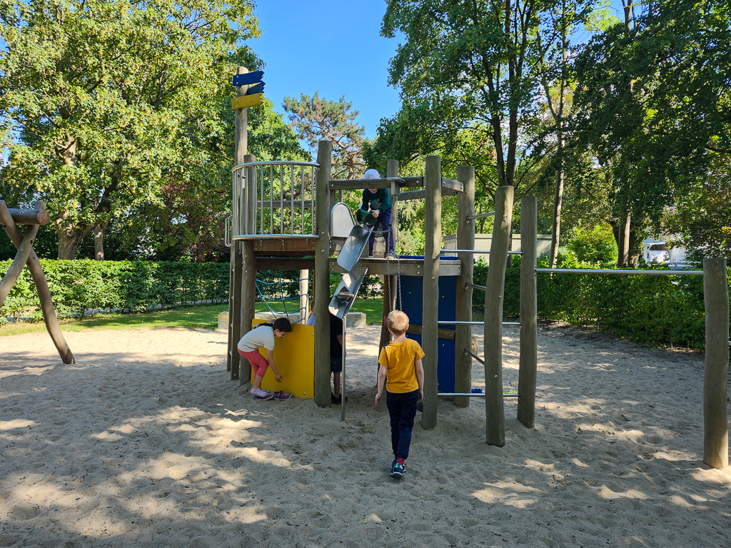 Eine Sandburg entsteht.