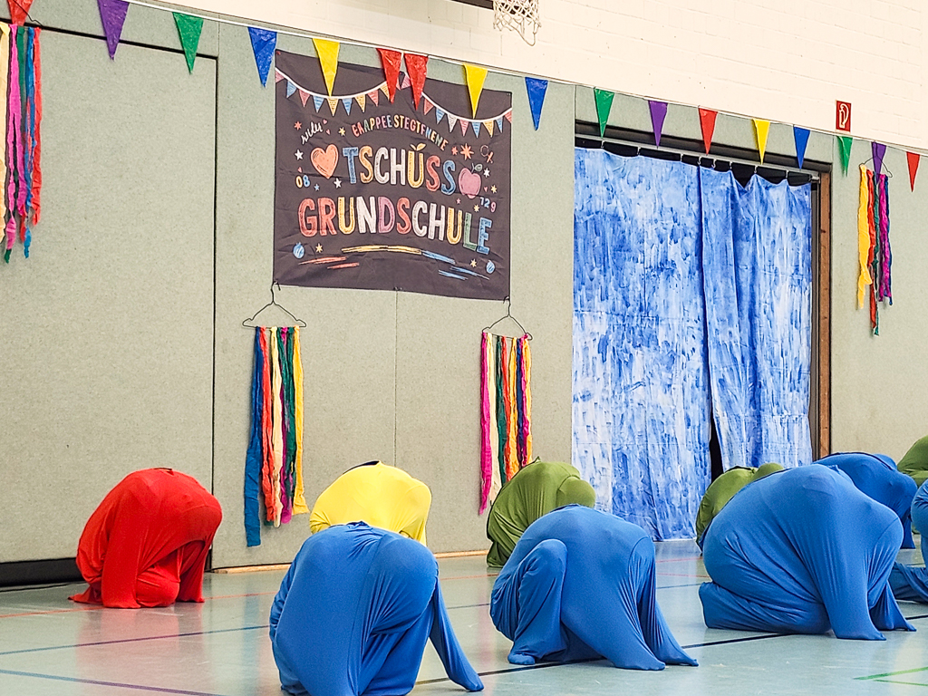Die Klasse 4a überraschte mit dem Einsatz der Tanzsäcke.