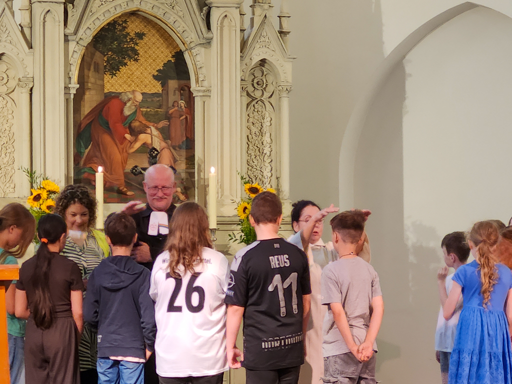 Zuerst stellte sich die Klasse 4a zum Segen auf.