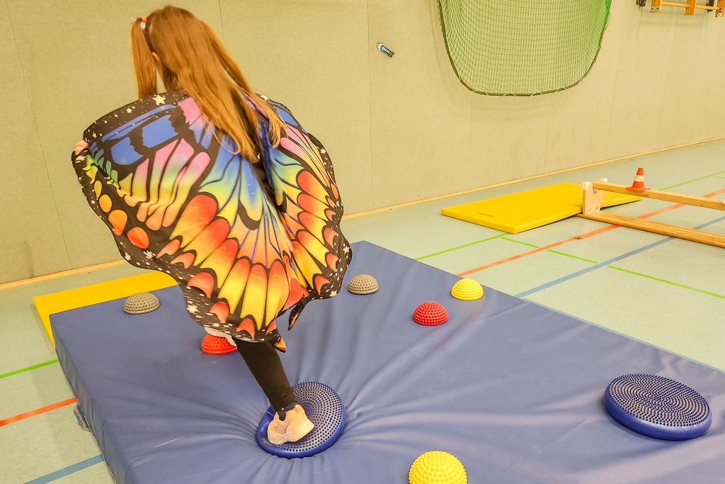 Ein Schmetterling kann auch hüpfen.